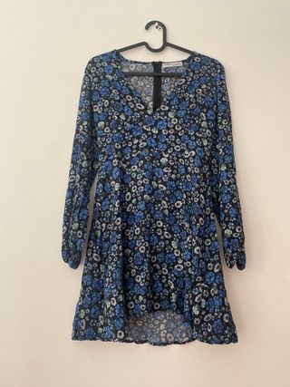 Vestido Pull&Bear floral azul y negro