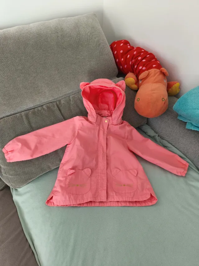 Cortavientos rosa H&M con orejitas