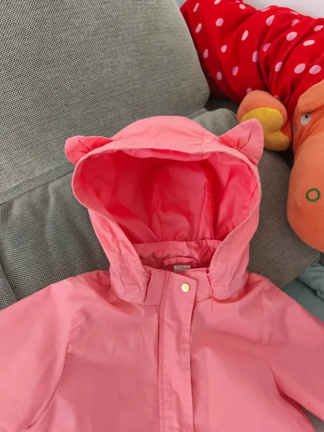 Cortavientos rosa H&M con orejitas