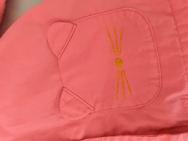 Cortavientos rosa H&M con orejitas