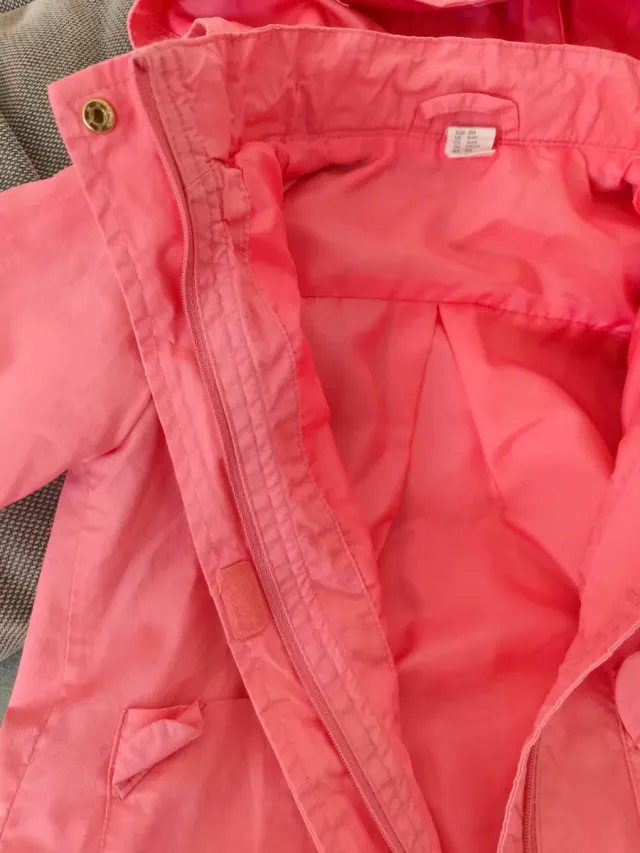 Cortavientos rosa H&M con orejitas