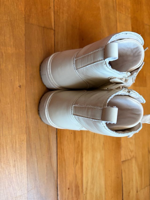 Botas de color beige