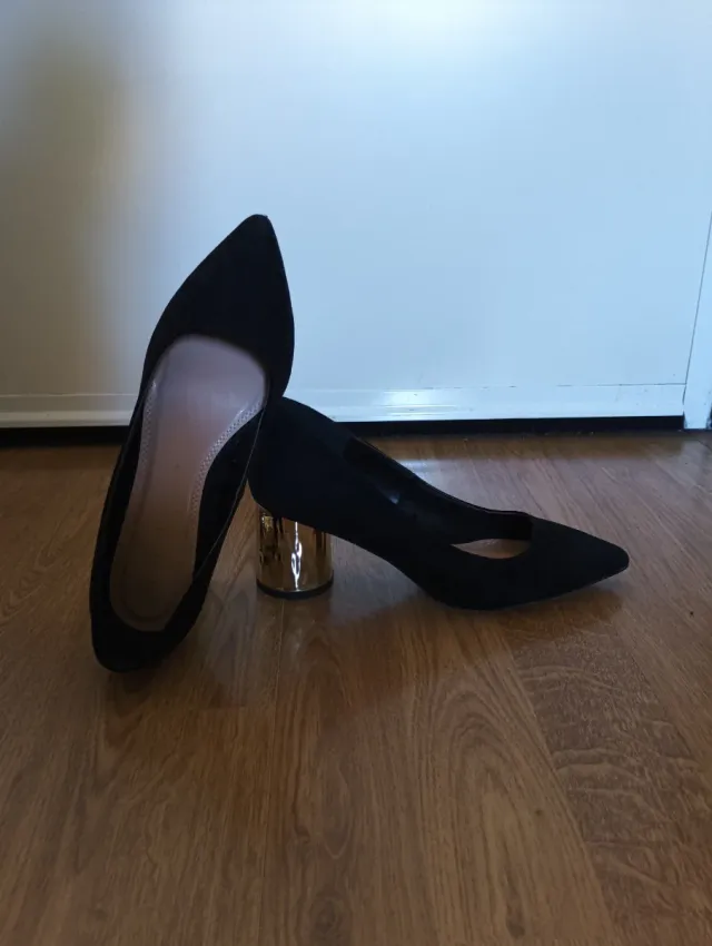 Zapatos de tacón negros con detalle dorado