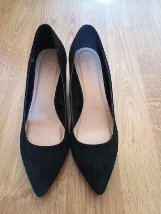 Zapatos de tacón negros con detalle dorado