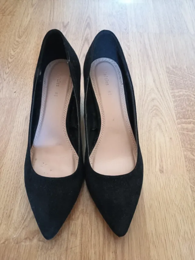 Zapatos de tacón negros con detalle dorado