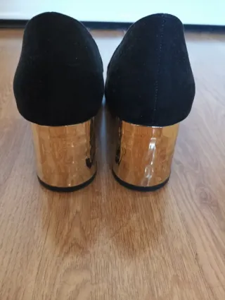 Zapatos de tacón negros con detalle dorado