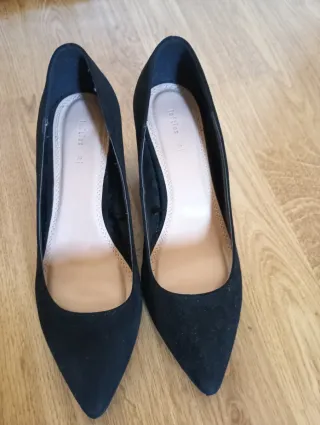 Zapatos de tacón negros con detalle dorado