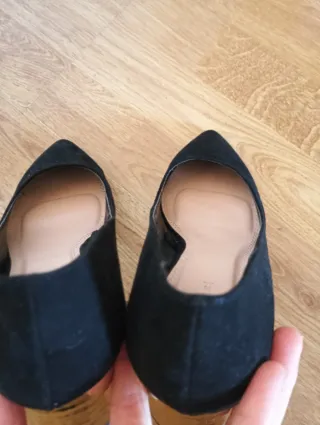 Zapatos de tacón negros con detalle dorado