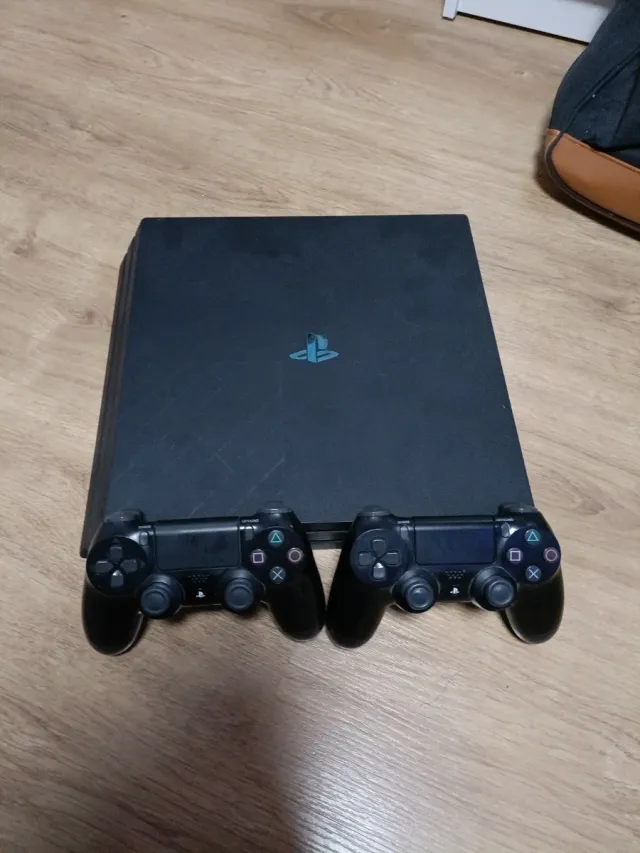 PS4 Pro + 2 Mandos + cables
