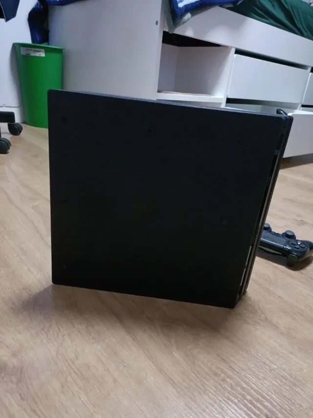 PS4 Pro + 2 Mandos + cables