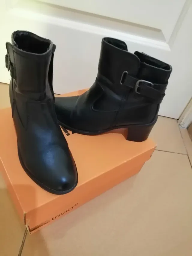Botas negras de mujer con hebilla