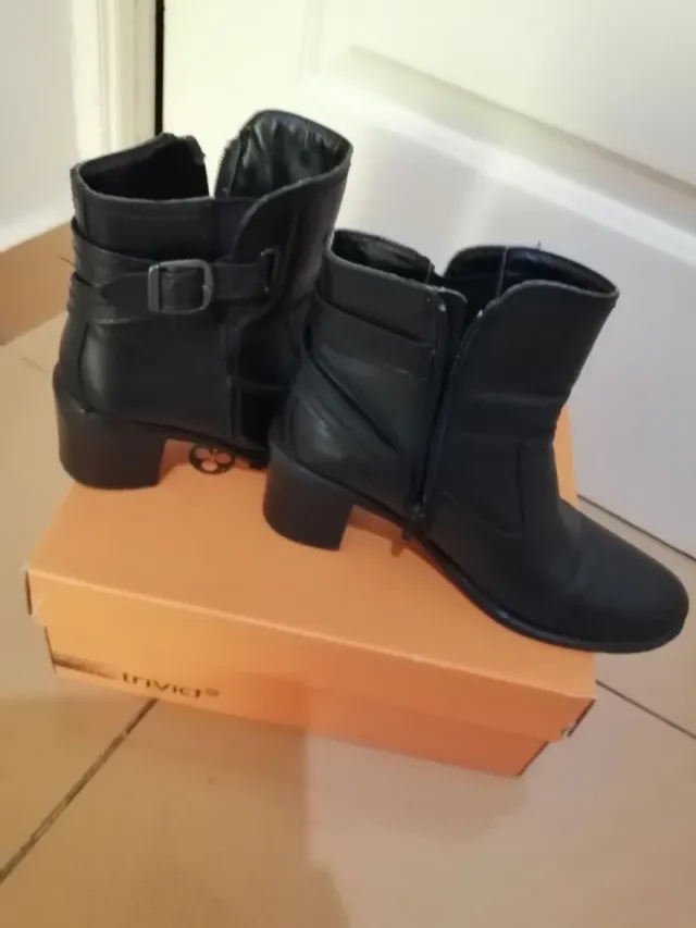 Botas negras de mujer con hebilla
