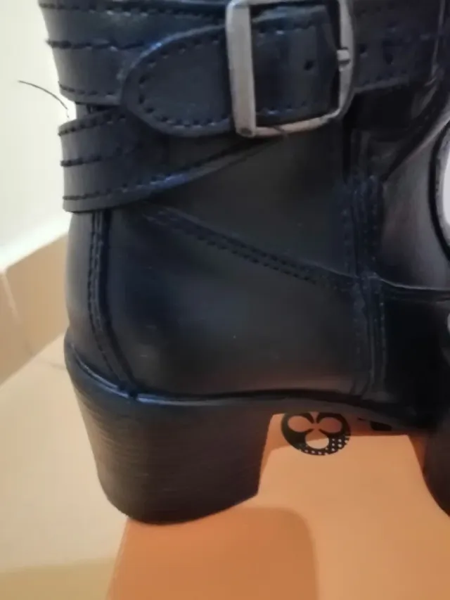 Botas negras de mujer con hebilla