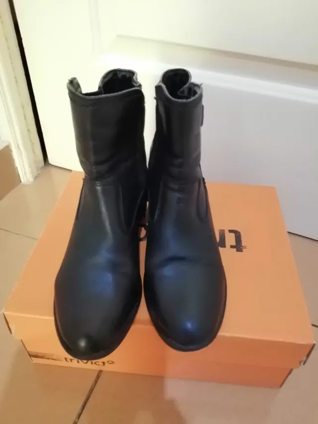 Botas negras de mujer con hebilla