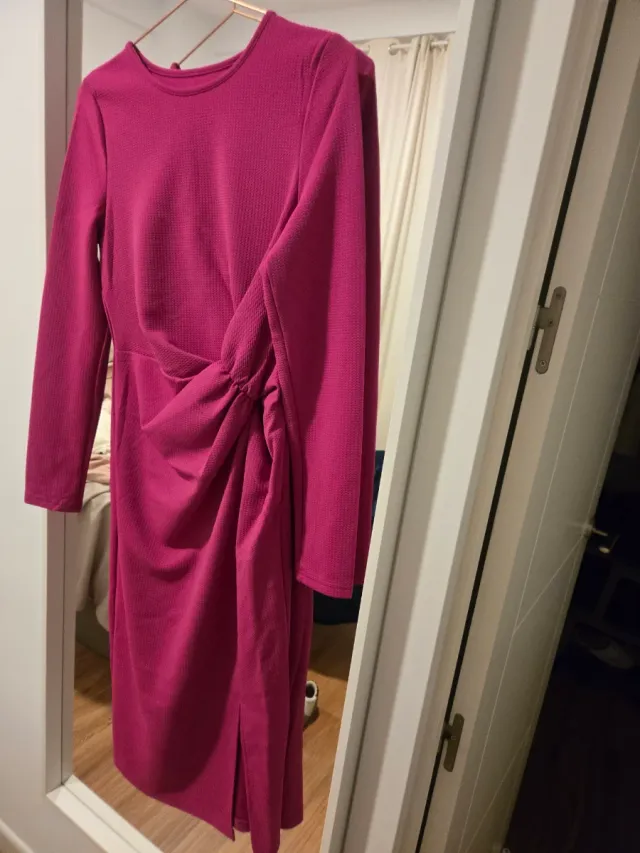 Abito rosa a maniche lunghe con drappeggio