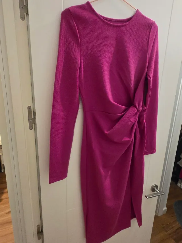 Abito rosa a maniche lunghe con drappeggio