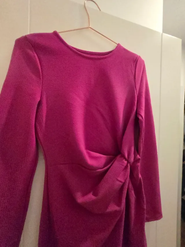 Abito rosa a maniche lunghe con drappeggio