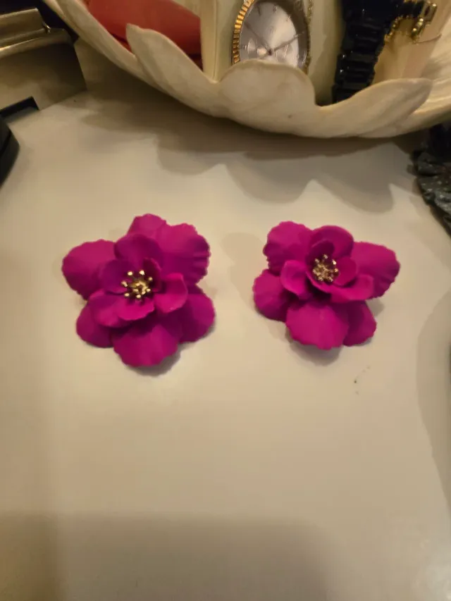 Abito rosa a maniche lunghe con drappeggio