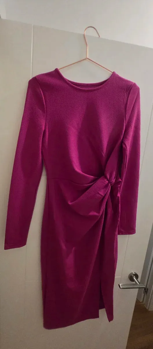 Abito rosa a maniche lunghe con drappeggio