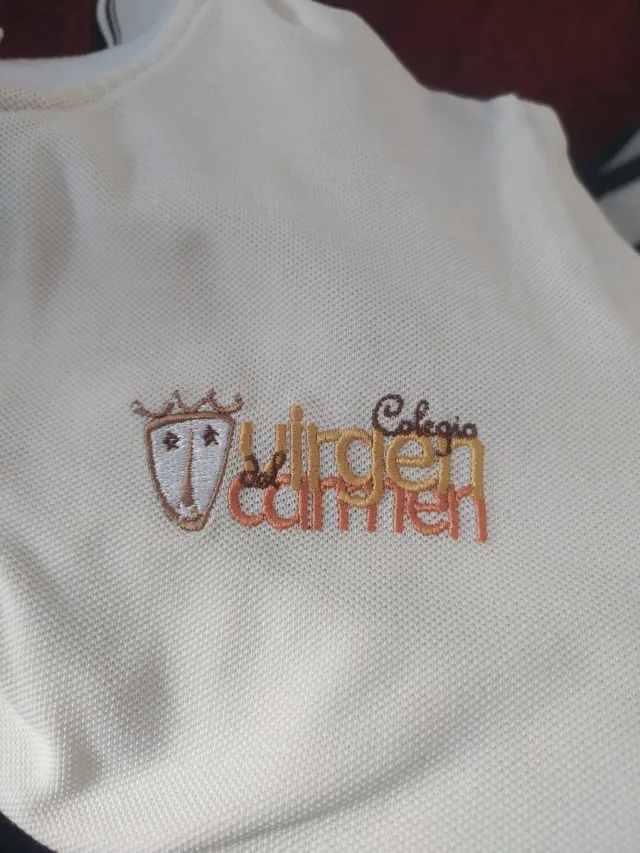 Uniforme Colegio Virgen del Carmen.talla 8