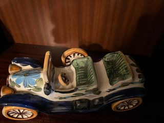 Coche clásico de porcelana decorado