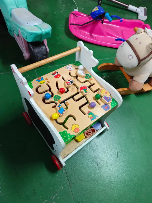 Passeggino per passeggino per bambini in legno con animali