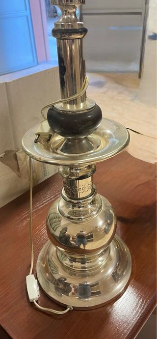 Pie de lámpara de metal plateado