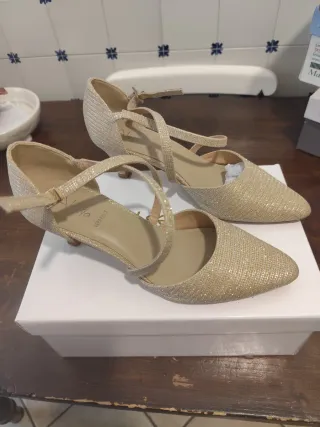 Scarpe eleganti dorate con cinturino