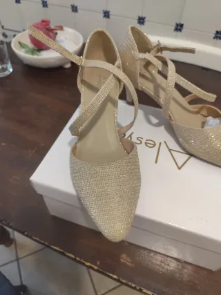Scarpe eleganti dorate con cinturino