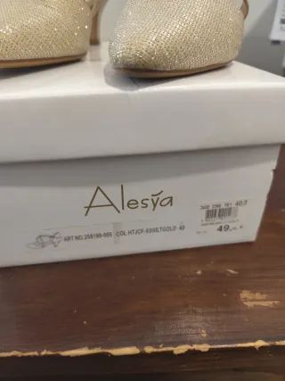 Scarpe eleganti dorate con cinturino