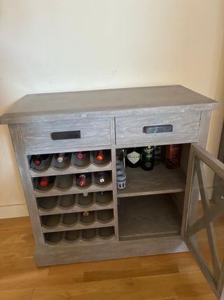 Mueble Botellero Gris con Vitrina de BANAK