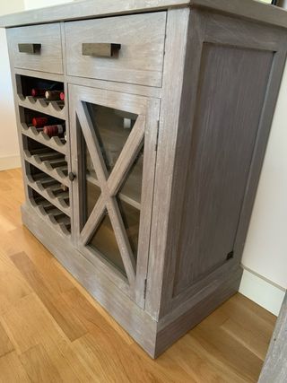 Mueble Botellero Gris con Vitrina de BANAK