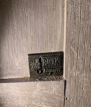 Mueble Botellero Gris con Vitrina de BANAK