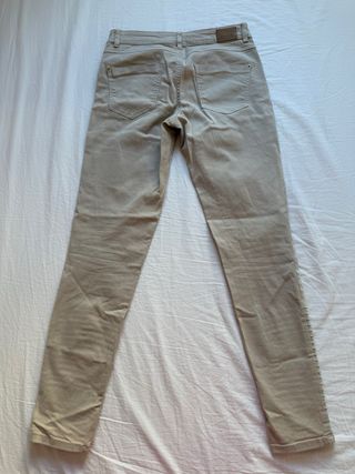 Pantalón beige Zara con cremalleras