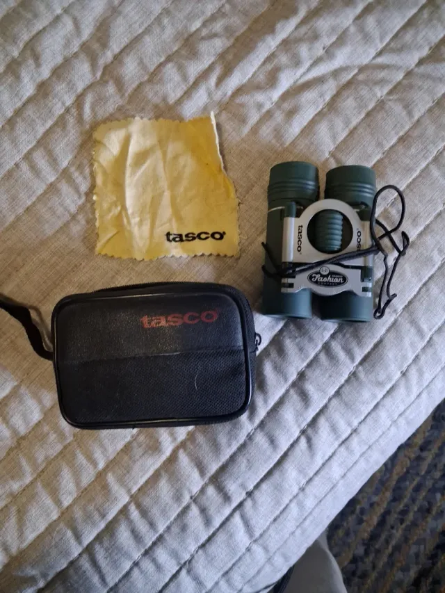 Prismáticos Tasco con funda