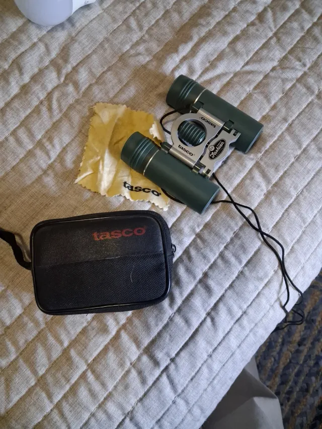 Prismáticos Tasco con funda