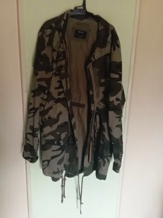 Chaqueta militar Bershka camuflaje
