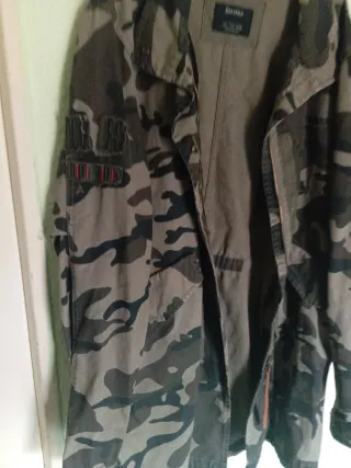 Chaqueta militar Bershka camuflaje