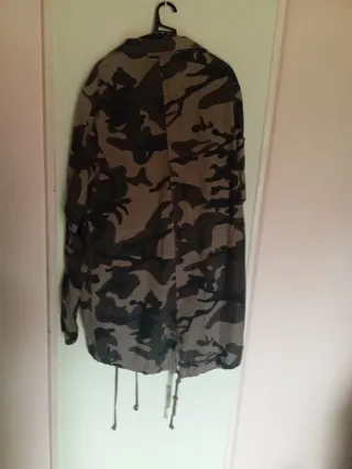 Chaqueta militar Bershka camuflaje