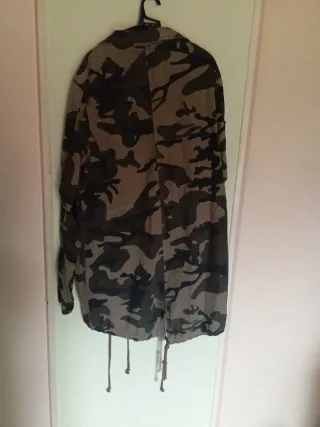Chaqueta militar Bershka camuflaje