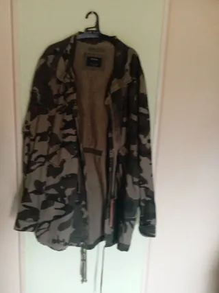 Chaqueta militar Bershka camuflaje