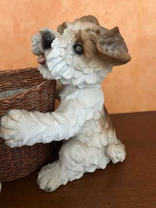 Vaso con statuetta cane