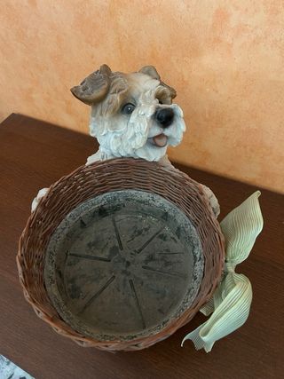 Vaso con statuetta cane