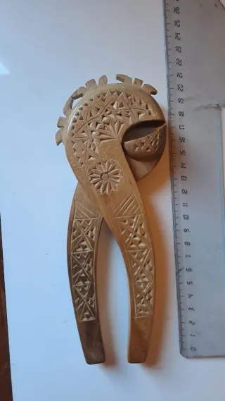 Schiaccianoci in legno intagliato a mano