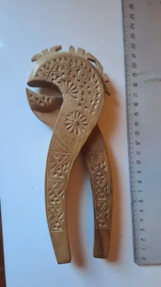 Schiaccianoci in legno intagliato a mano