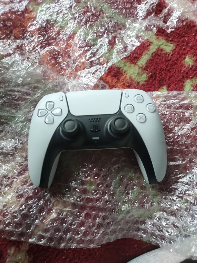 Controller bianco PS5 con joystick magnetici TMR