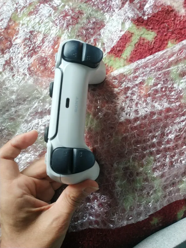 Controller bianco PS5 con joystick magnetici TMR