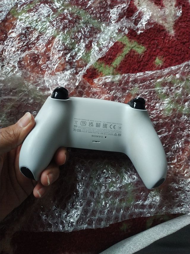 Controller bianco PS5 con joystick magnetici TMR