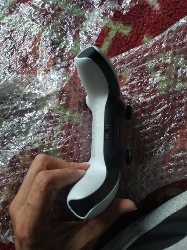 Controller bianco PS5 con joystick magnetici TMR