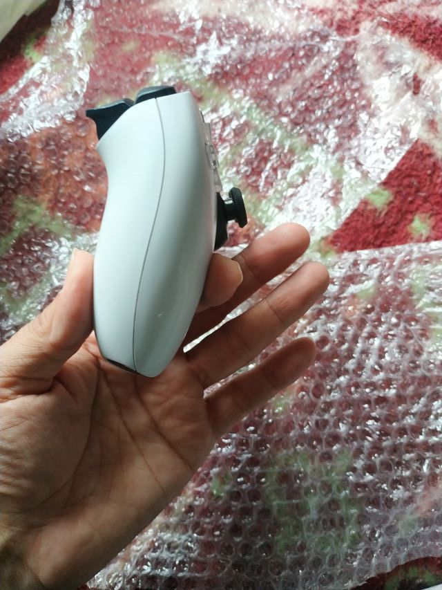 Controller bianco PS5 con joystick magnetici TMR